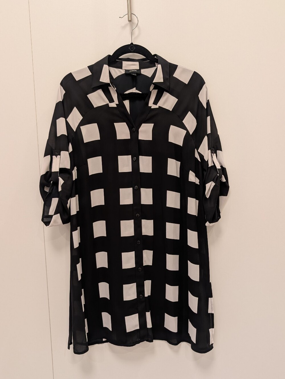 Like New! Alfani Black and White Button-Down Tunic